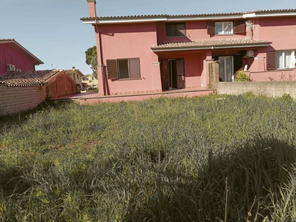 casa indipendente in vendita ad Anguillara Sabazia in zona Ponton dell'Elce