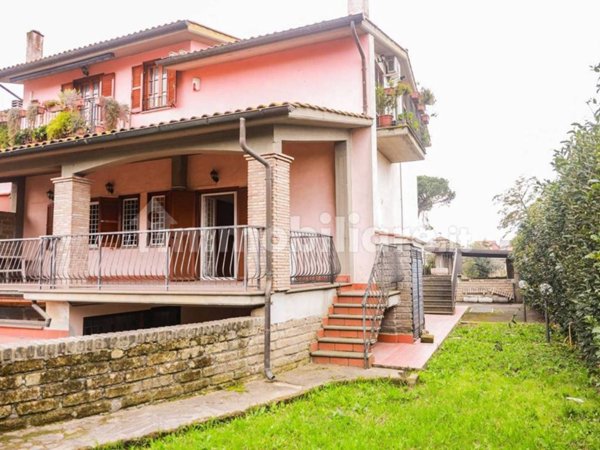 casa indipendente in vendita ad Anguillara Sabazia