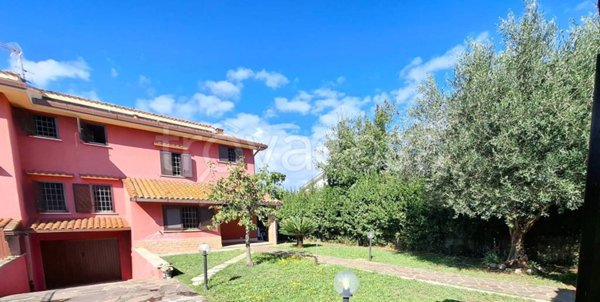 casa indipendente in vendita ad Anguillara Sabazia in zona Ponton dell'Elce
