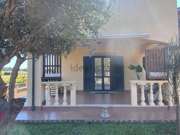 casa indipendente in vendita ad Anguillara Sabazia in zona Ponton dell'Elce