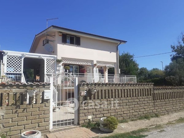 casa indipendente in vendita ad Anguillara Sabazia in zona Ponton dell'Elce
