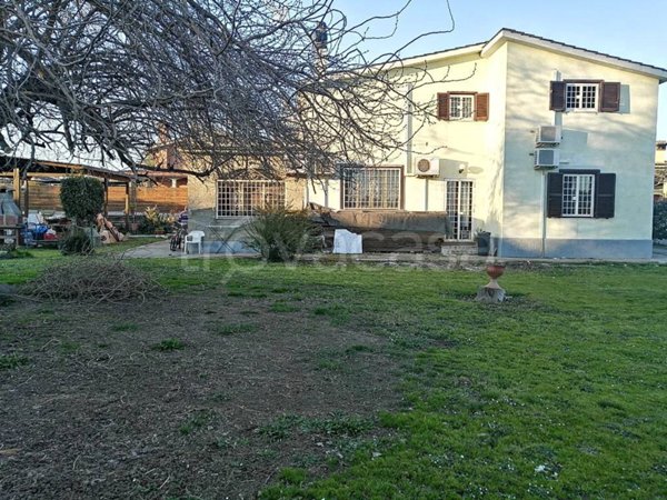 casa indipendente in vendita ad Anguillara Sabazia in zona Ponton dell'Elce