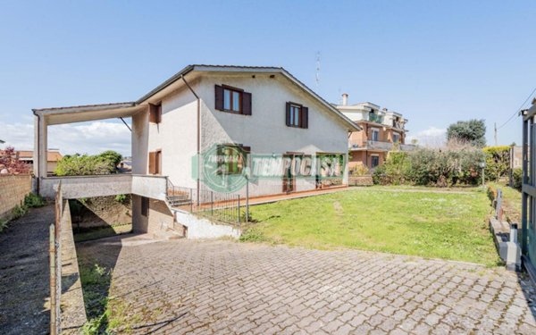 casa indipendente in vendita ad Anguillara Sabazia