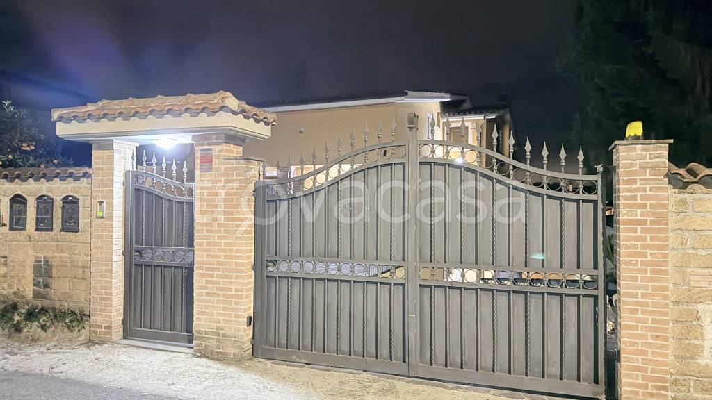 casa indipendente in vendita ad Anguillara Sabazia