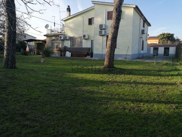 casa indipendente in vendita ad Anguillara Sabazia in zona Ponton dell'Elce