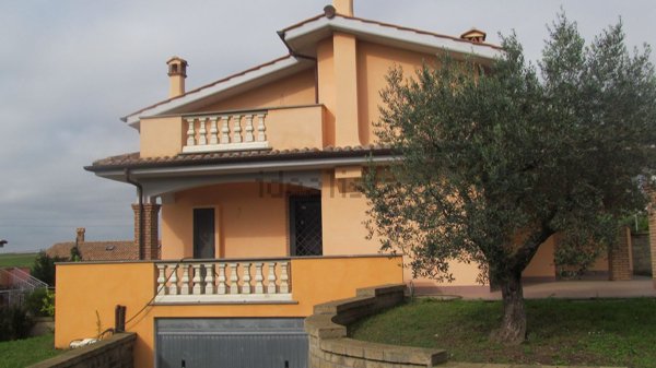 casa indipendente in vendita ad Anguillara Sabazia