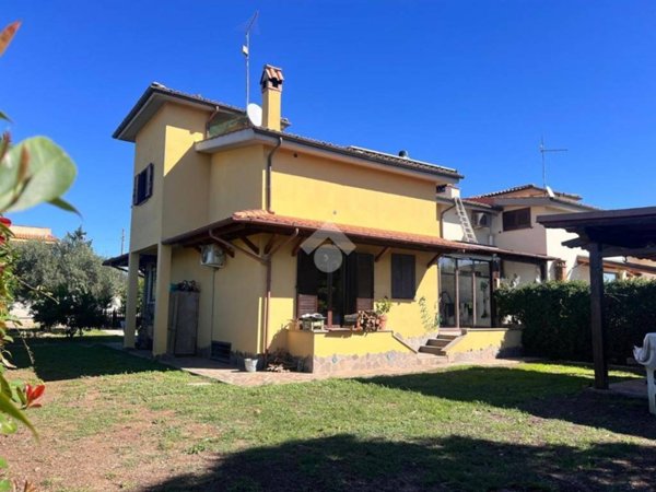 casa indipendente in vendita ad Anguillara Sabazia in zona Ponton dell'Elce