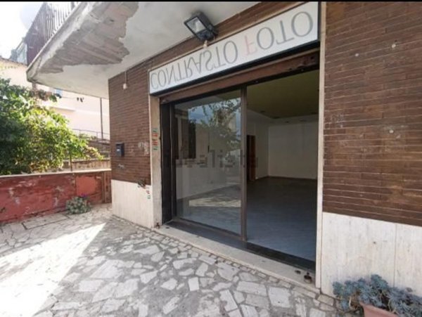 locale commerciale in vendita ad Anguillara Sabazia