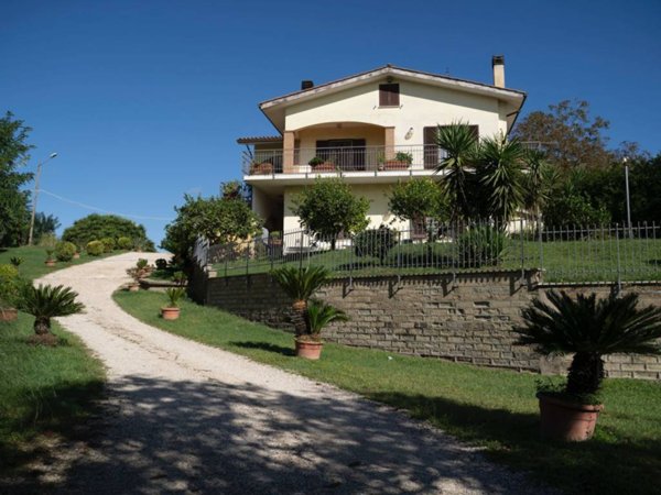 casa indipendente in vendita ad Anguillara Sabazia