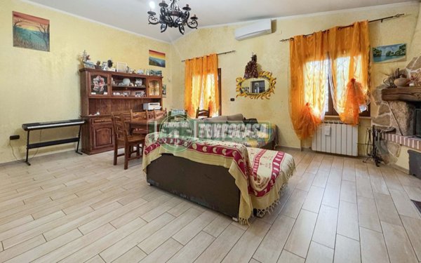 casa indipendente in vendita ad Anguillara Sabazia in zona Ponton dell'Elce