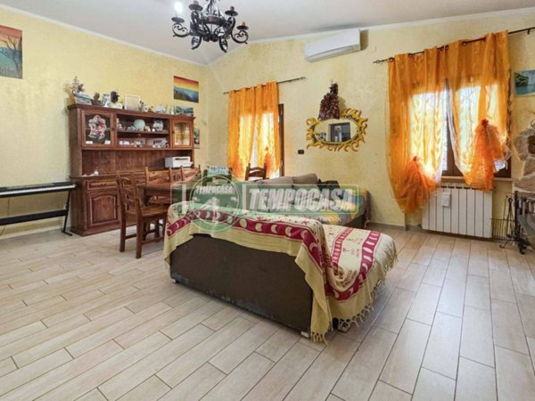 casa indipendente in vendita ad Anguillara Sabazia in zona Ponton dell'Elce