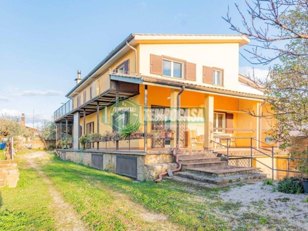 casa indipendente in vendita ad Anguillara Sabazia