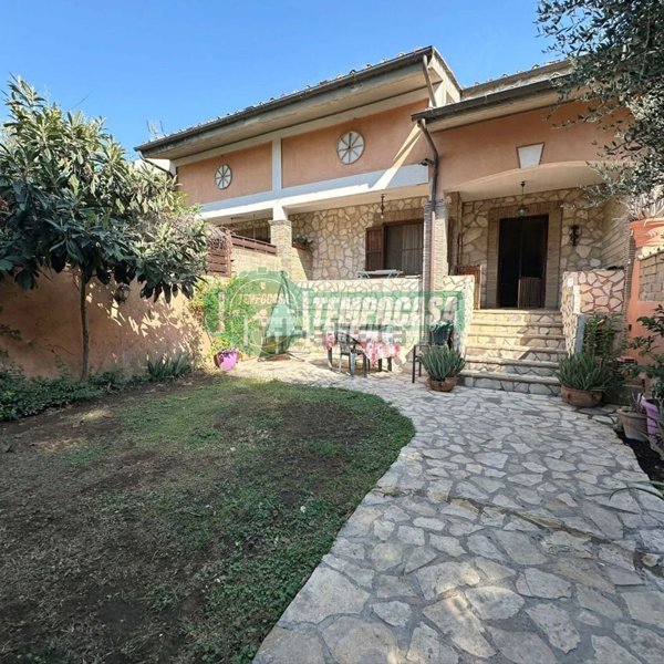 casa indipendente in vendita ad Anguillara Sabazia