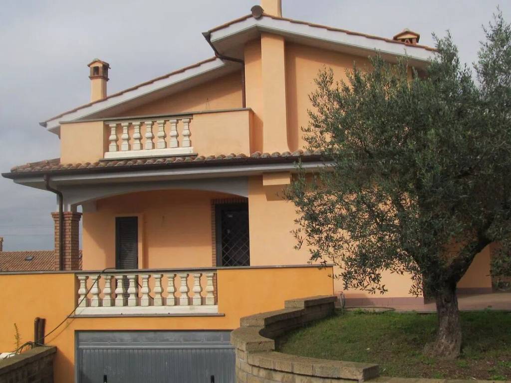 casa indipendente in vendita ad Anguillara Sabazia