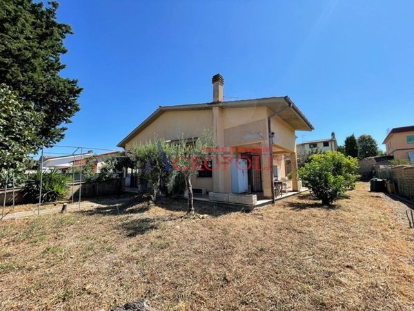 casa indipendente in vendita ad Anguillara Sabazia in zona Ponton dell'Elce