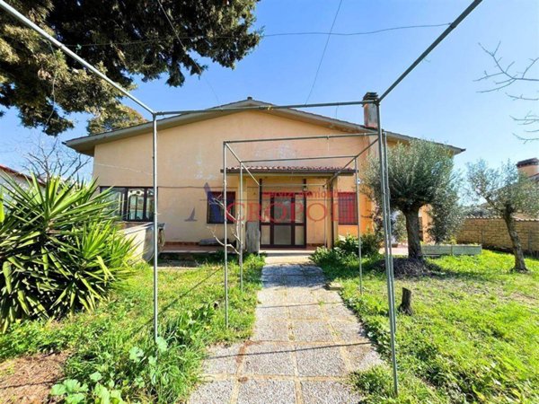 casa indipendente in vendita ad Anguillara Sabazia in zona Ponton dell'Elce