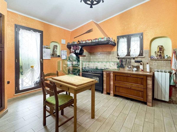 casa indipendente in vendita ad Anguillara Sabazia in zona Ponton dell'Elce