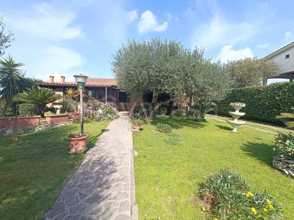 casa indipendente in vendita ad Anguillara Sabazia