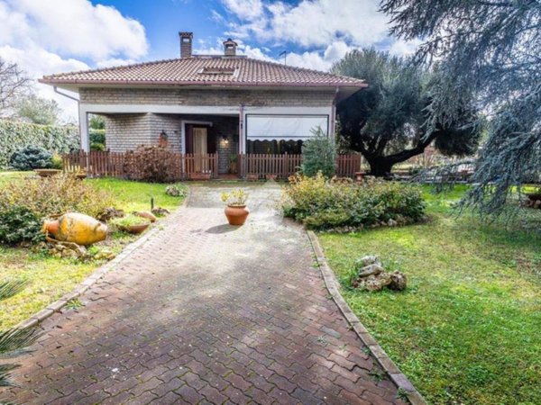 casa indipendente in vendita ad Anguillara Sabazia