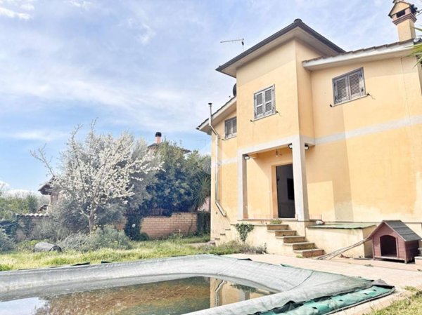 casa indipendente in vendita ad Anguillara Sabazia in zona Ponton dell'Elce
