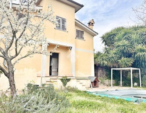 casa indipendente in vendita ad Anguillara Sabazia in zona Ponton dell'Elce
