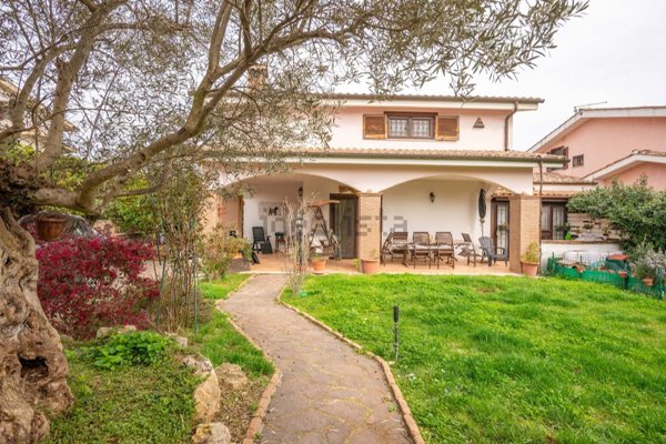 casa indipendente in vendita ad Anguillara Sabazia in zona Ponton dell'Elce