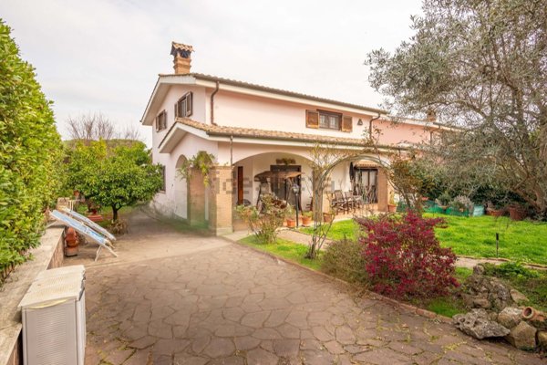 casa indipendente in vendita ad Anguillara Sabazia in zona Ponton dell'Elce