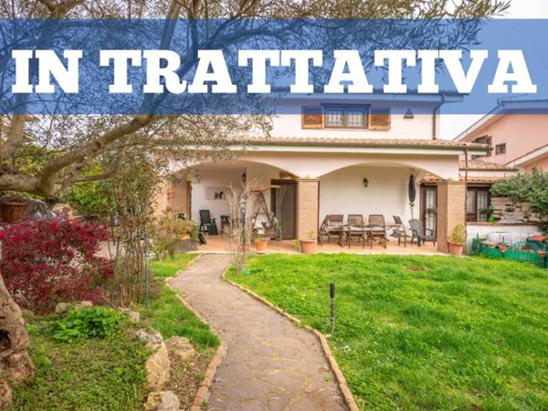 casa indipendente in vendita ad Anguillara Sabazia in zona Ponton dell'Elce