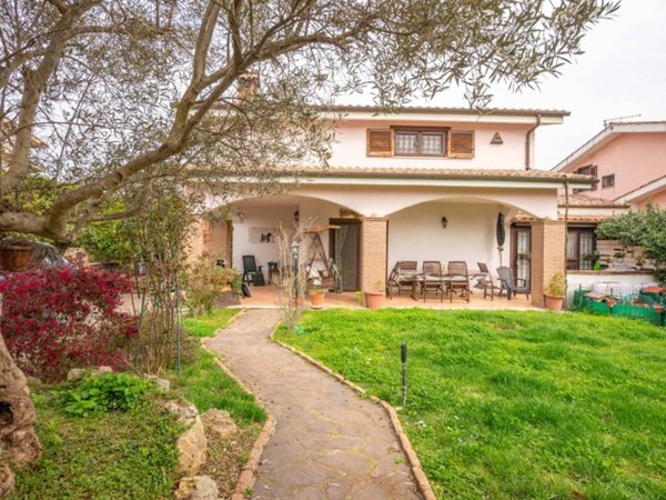 casa indipendente in vendita ad Anguillara Sabazia in zona Ponton dell'Elce