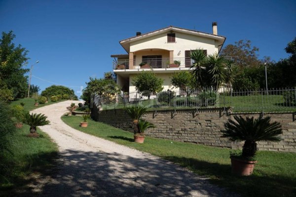 casa indipendente in vendita ad Anguillara Sabazia