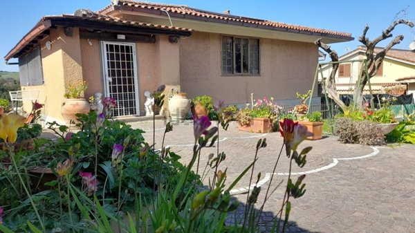 casa indipendente in vendita ad Anguillara Sabazia