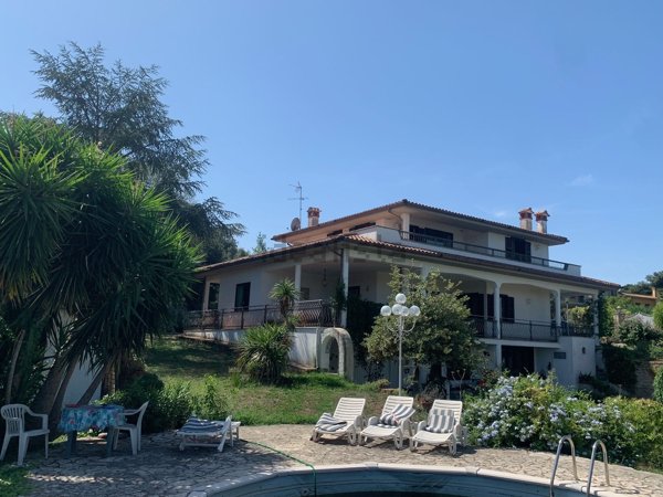 casa indipendente in vendita ad Anguillara Sabazia