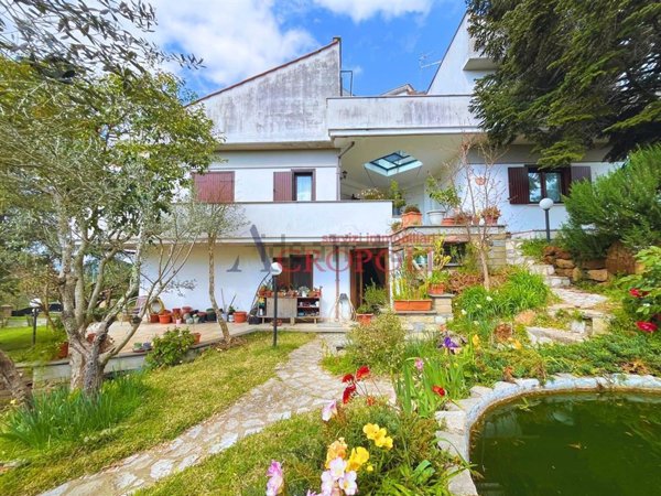 casa indipendente in vendita ad Anguillara Sabazia