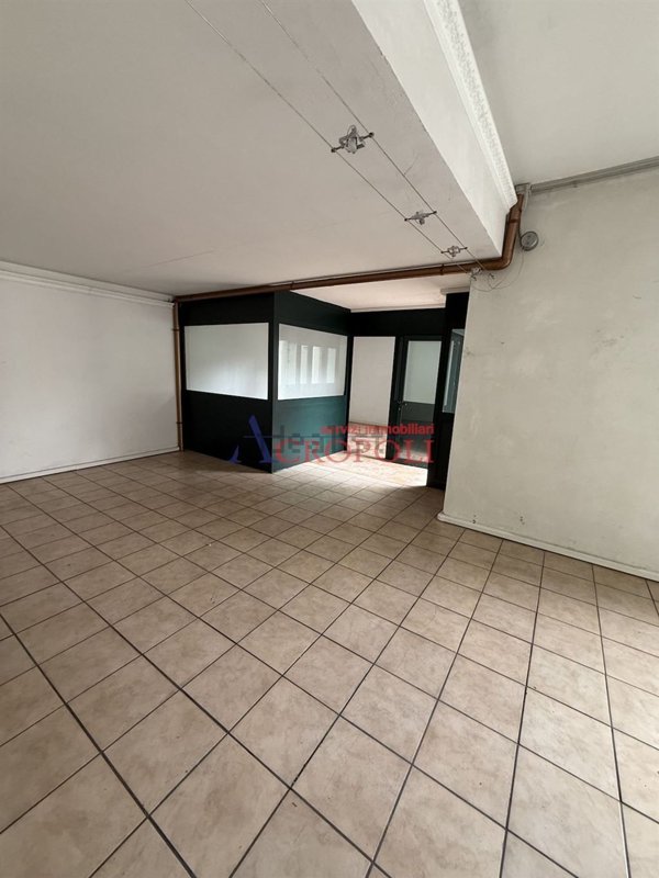 locale di sgombero in vendita ad Anguillara Sabazia