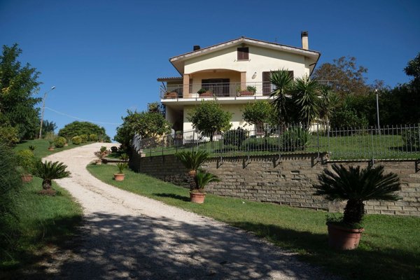 casa indipendente in vendita ad Anguillara Sabazia