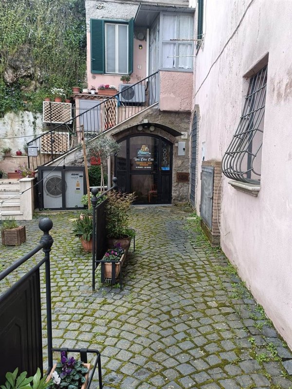 locale commerciale in vendita ad Anguillara Sabazia