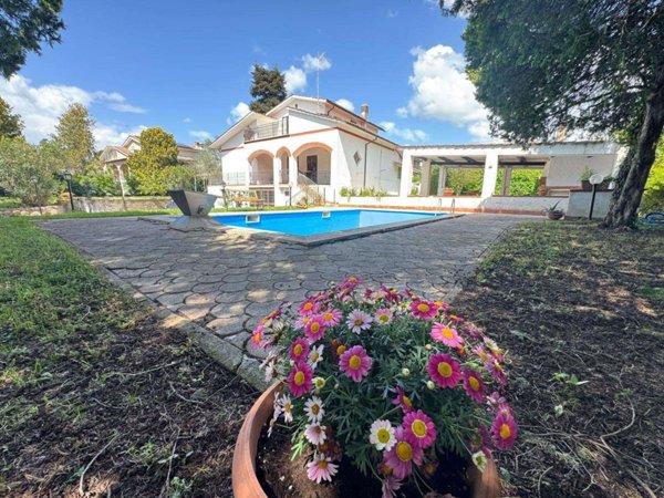 casa indipendente in vendita ad Anguillara Sabazia