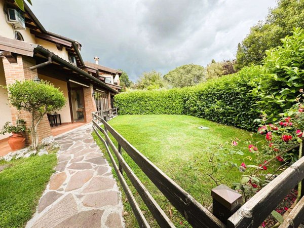 casa indipendente in vendita ad Anguillara Sabazia in zona Ponton dell'Elce