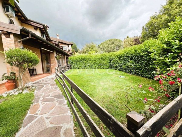 casa indipendente in vendita ad Anguillara Sabazia in zona Ponton dell'Elce
