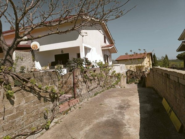 casa indipendente in vendita ad Anguillara Sabazia in zona Ponton dell'Elce