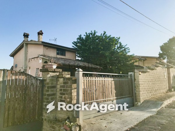 casa indipendente in vendita ad Anguillara Sabazia in zona Ponton dell'Elce