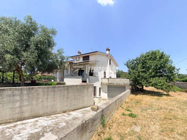 casa indipendente in vendita ad Anguillara Sabazia in zona Ponton dell'Elce