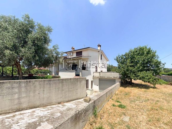 casa indipendente in vendita ad Anguillara Sabazia in zona Ponton dell'Elce