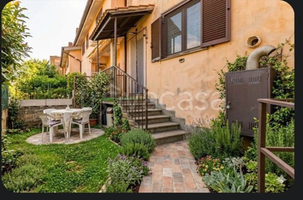 casa indipendente in vendita ad Anguillara Sabazia in zona Ponton dell'Elce