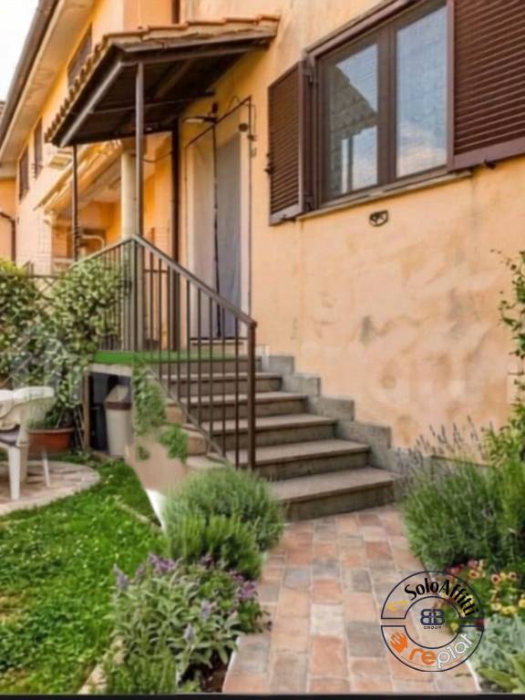 casa indipendente in vendita ad Anguillara Sabazia in zona Ponton dell'Elce