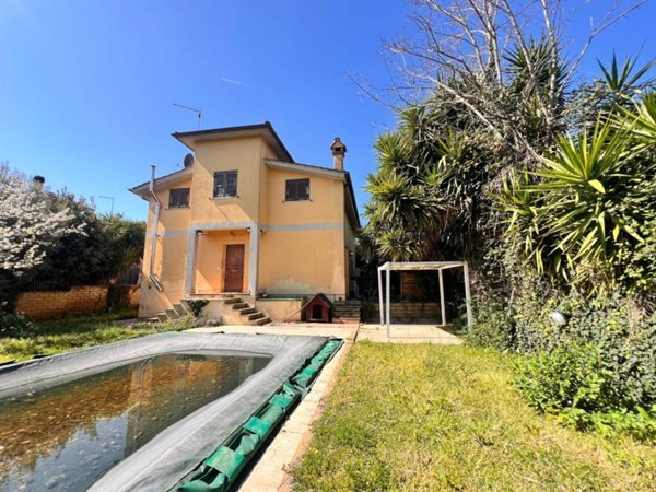 casa indipendente in vendita ad Anguillara Sabazia in zona Ponton dell'Elce