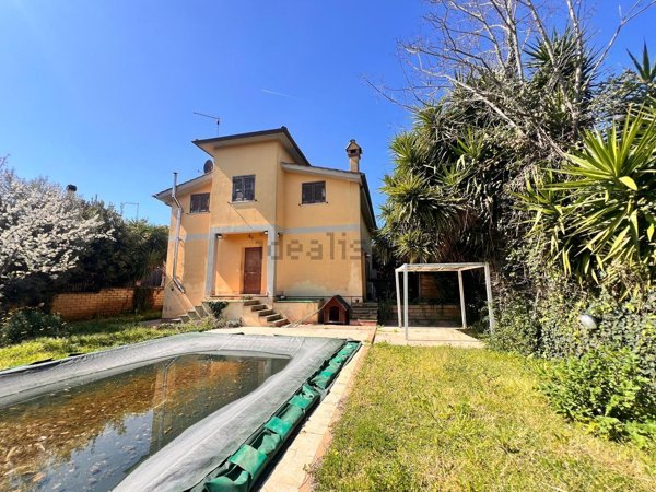 casa indipendente in vendita ad Anguillara Sabazia in zona Ponton dell'Elce
