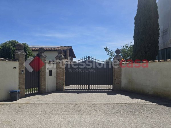 casa indipendente in vendita ad Anguillara Sabazia in zona Ponton dell'Elce