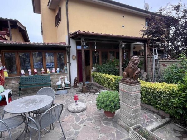 casa indipendente in vendita ad Anguillara Sabazia in zona Ponton dell'Elce