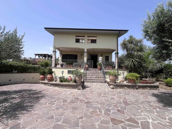 casa indipendente in vendita ad Anguillara Sabazia in zona Ponton dell'Elce